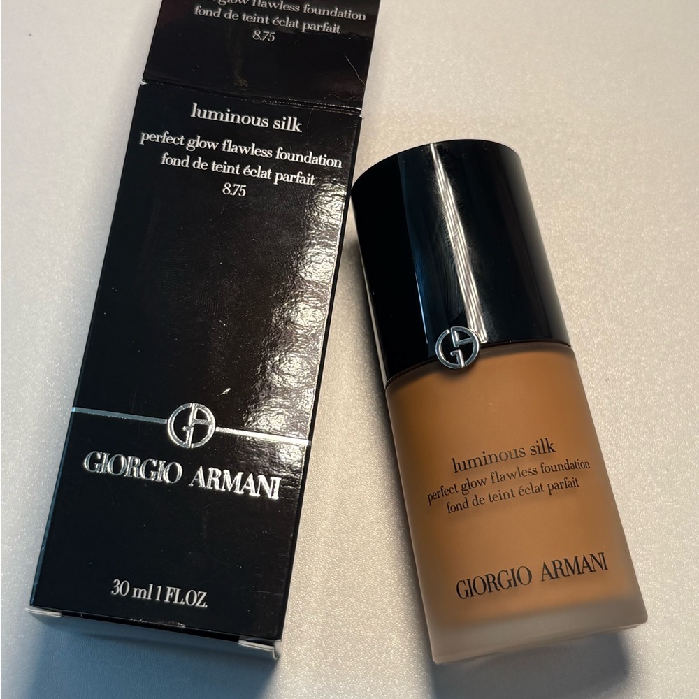 Giorgio Armani Luminous Silk Foundation in Warm Beige